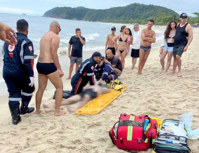 Foto: SAMU salva vida em afogamento com parada cardiorrespiratória na praia de Barra do Una