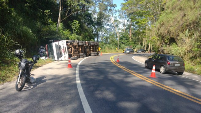 Foto: Carreta de transbordo de lixo tomba na serrinha da Enseada