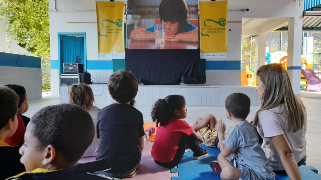 Foto: Prefeitura de São Sebastião promove o projeto Cinema em Movimento na rede municipal de ensino