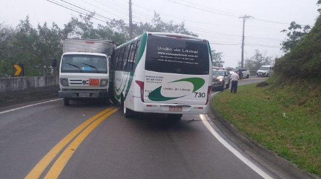 Foto: Linha do transporte universitário é alterada após acidente no km 145 da Rodovia Rio Santos