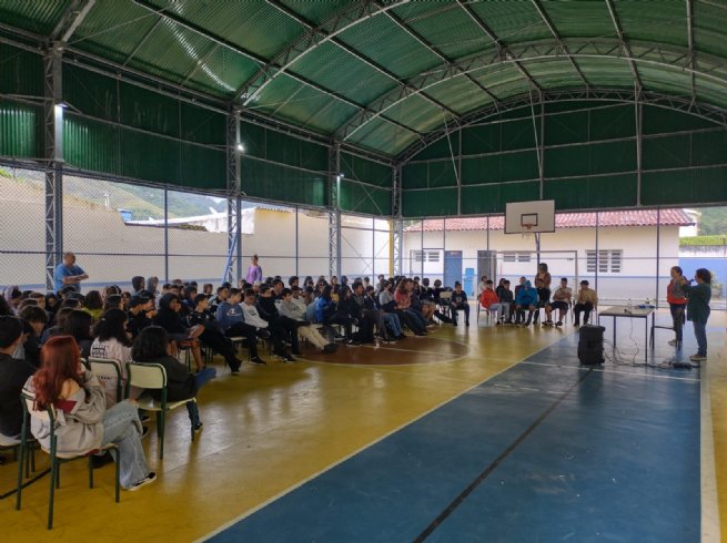 Foto: Estudantes da EM Henrique Botelho debatem questões sociais