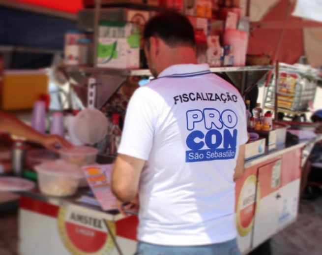 Foto: Procon fiscaliza e multa ambulantes na Praia de Barequeçaba