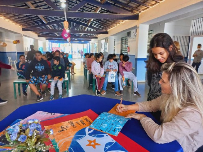 Foto: Unidades municipais de ensino recebem manhã de autógrafos com autora local